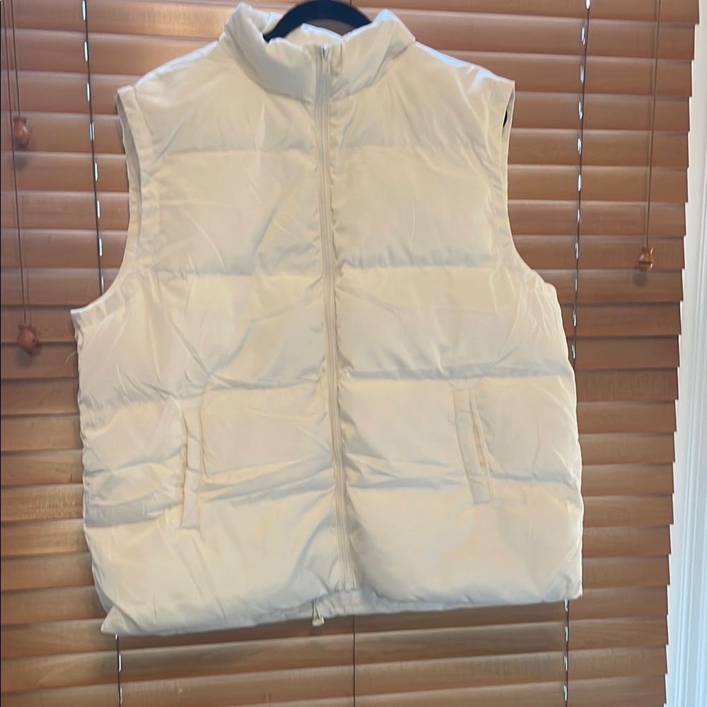 White Puffer Jacket with High Collar and Quilted Design XLg (OL bags)